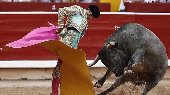 Triunfo cabal y puerta grande para Paco Ureña en San Fermín