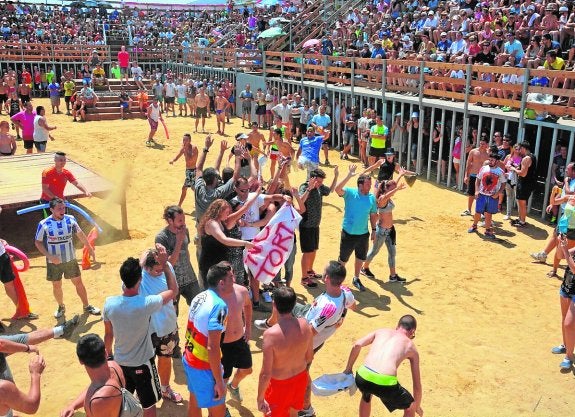 Los antitaurinos irrumpen en los 'bous a la mar' de Dénia y son desalojados por la Policía