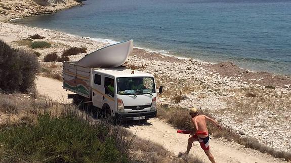 Localizan una patera en la costa de El Campello