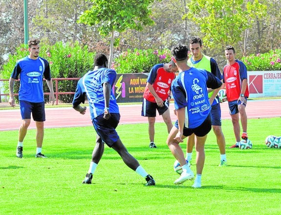 La Hoya arranca con una plantilla a la que «quedan muchas fichas por cubrir»