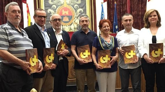 Moros y Cristianos presenta su revista y desvela el festero que representará a Jaume I en agosto