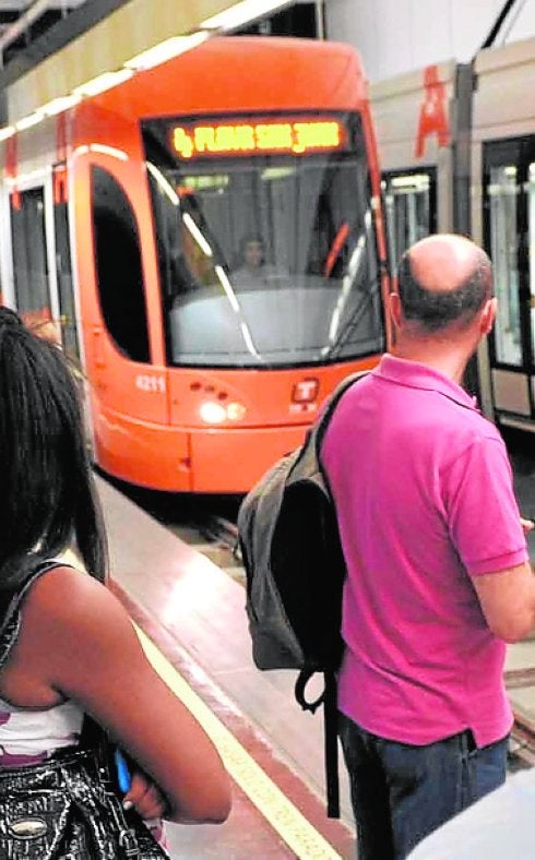 El TRAM bate el récord histórico de viajeros en junio con un millón de usuarios