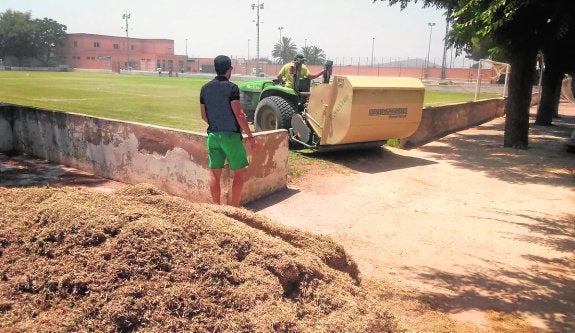 Deportes mejora el campo de fútbol de San Bartolomé