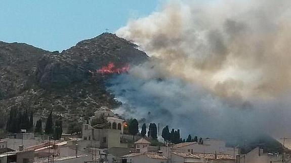 Desalojan 20 viviendas por un incendio en Pedreguer