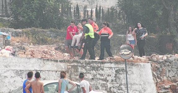 Una posible negligencia causa un incendio forestal junto al casco urbano de Pedreguer