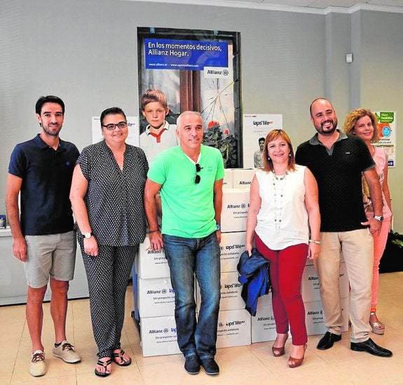 Alimentos Solidarios recibe una donación de agentes de seguros