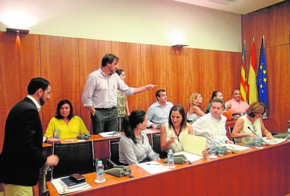 El alcalde usa su voto de calidad para aprobar los sueldos pese al pacto de PP y Ciudadanos