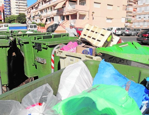 Veraneantes de La Manga exigen la limpieza de las calles de Puerto Bello