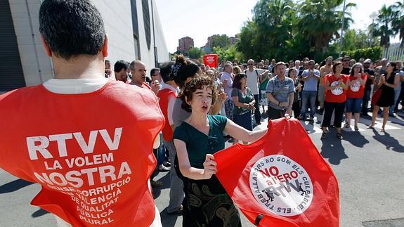 Comité y Mesa urgen al Consell a reabrir RTVV