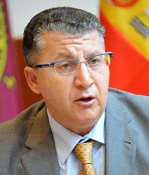 La consejera coloca a Juan Castaño al frente del Consejo Escolar