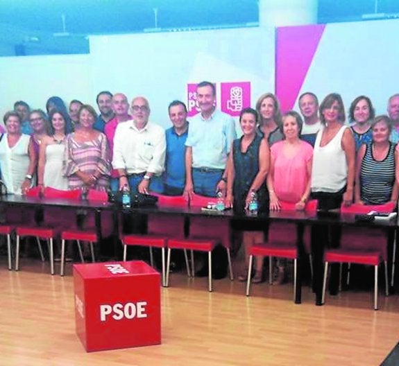 La nueva ejecutiva toma el relevo de la gestora al frente del PSOE