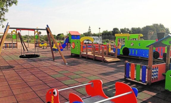 El Polígono de Santa Ana acoge la primera zona adaptada de juegos infantiles del municipio