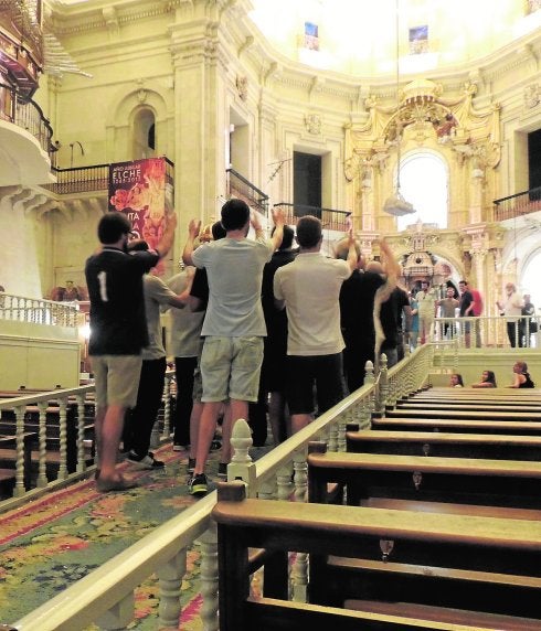 Los cantores de la Capella llevan a cabo un ensayo para revisar la escenificación