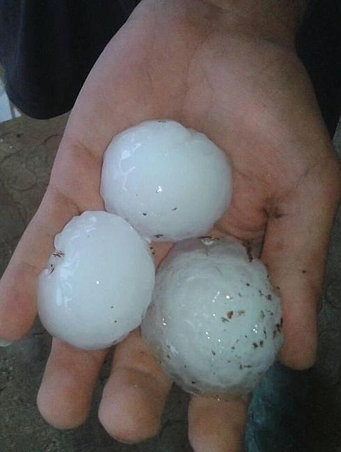 Una tormenta con pedrisco barre el interior de la provincia