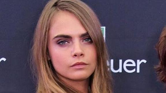 Cara Delevingne destroza su look para confirmar que sigue con su novia