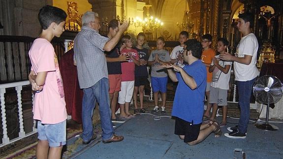 Los niños cantores del Misteri ponen a prueba sus voces esta tarde