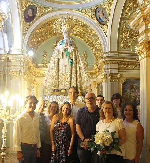 Amigos de la Nit de l'Albà inicia sus actos con una ofrenda a la Virgen