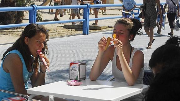 El calor agobiante 'castiga' a los heladeros al caer los clientes de terrazas