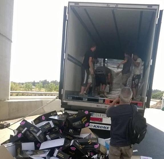 Los camioneros alicantinos utilizan rutas alternativas para eludir piquetes en Francia