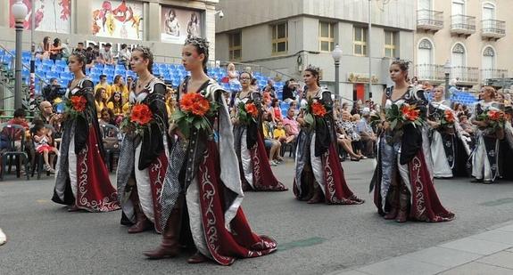 Moros y Cristianos se despiden con la ofrenda