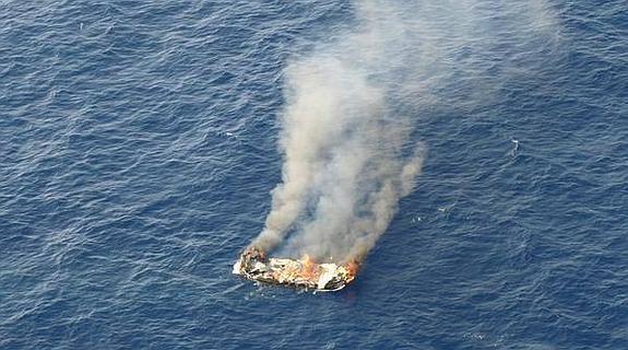 Rescatan a dos hermanos de un barco en llamas que se hundía en aguas de La Vila