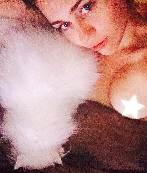 Miley Cyrus enseña una teta en Instagram para dar las buenas noches