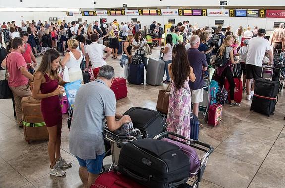 462.170 viajeros llegaron a El Altet en vuelos de bajo coste el mes pasado