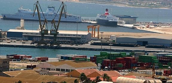 La Diputación impulsará la declaración del puerto de Alicante como Zona Franca