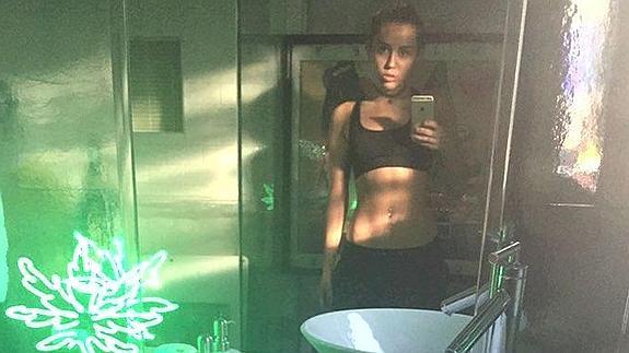 Miley Cyrus presume de abdominales a pesar de los excesos