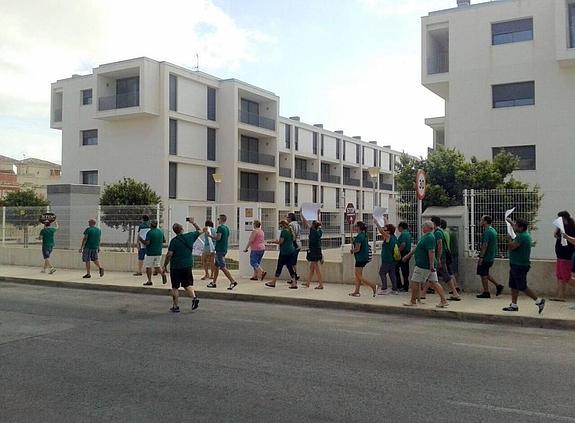 Los antidesahucios piden ceder las casas de VPO en la costa a personas sin recursos