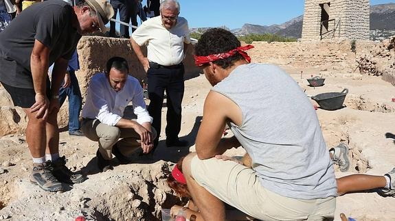 Hallan la primera puerta de acceso al recinto de la Pobla Medieval de Ifach