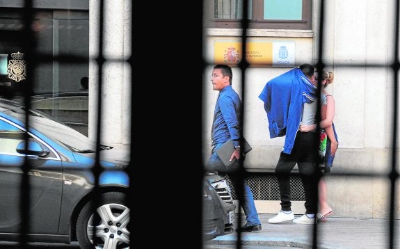 El presunto cabecilla de 'El Chalé' se entrega a la Policía Nacional