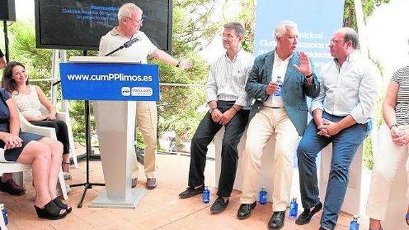 Sánchez dice ante su partido que «no se puede mirar atrás»