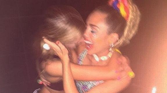 Miley Cyrus y Stella Maxwell son amigas con derecho a roce