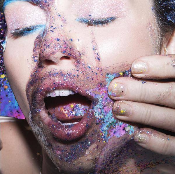 Miley Cyrus saca nuevo disco por sorpresa y gratis para todo el mundo