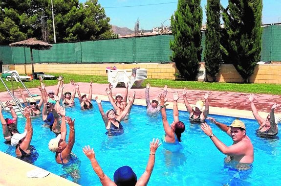 Gran aceptación de 'aquagym' para mayores y el cine de verano