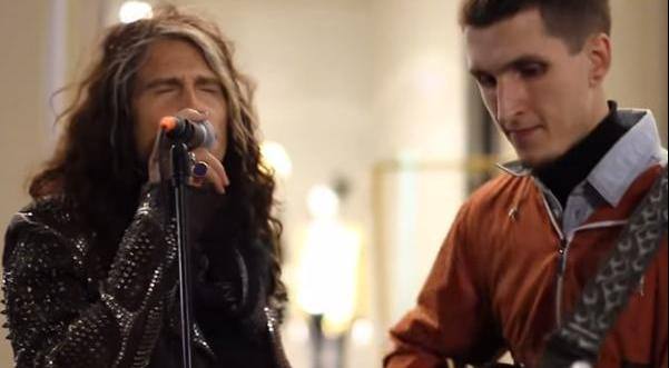 Steven Tyler, de Aerosmith, canta con un músico callejero en Moscú