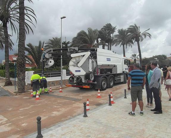 Torrevieja y Orihuela tratan de devolver la normalidad a sus playas tras la tromba
