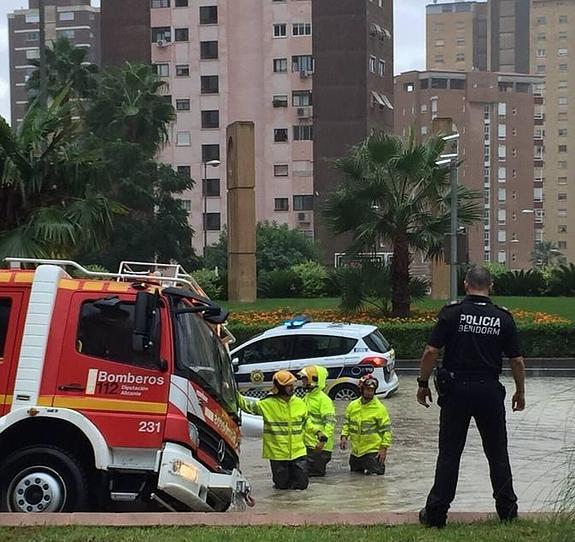 La lluvia ahorra un riego en la Vega Baja pero provoca inundaciones en la Marina Baixa