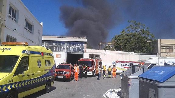 La chispa de una radial pudo originar el incendio con un herido leve en Elche