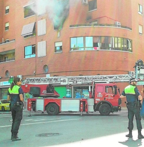 Espectacular fuego sin heridos en el barrio alicantino de San Blas