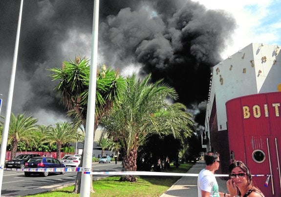 Un incendio obliga a cortar todo el polígono de Altabix en Elche