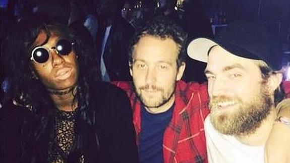Robert Pattinson apoyó a FKA Twigs en el Bestival