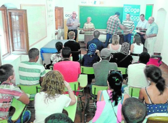 Vega Baja Acoge enseña inglés y castellano en su sede a 108 inmigrantes