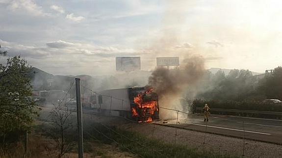 Cortado un sentido de la A-31 en Petrer por el incendio de un camión