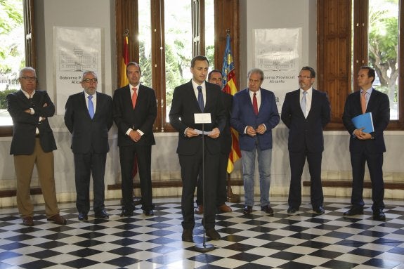 La falta de calado del puerto de Alicante desvía a Valencia un millón de contenedores al año