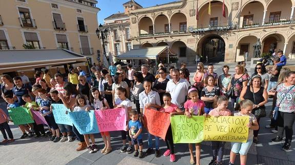 Padres y alumnos del colegio La Campana protestan contra el traslado de 17 alumnos