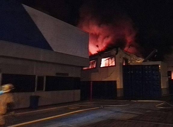 Un incendio calcina una nave de congelados en el Raiguero