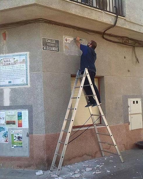 El edil de Cultura arranca la placa que recuerda en Cox al exconseller Blasco