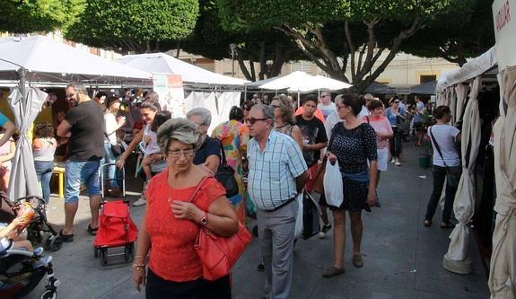 Cientos de visitantes disfrutan de las ofertas de la Feria del Comercio